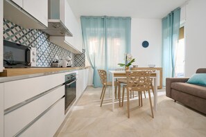 Frigorífico, microondas, horno y placa de cocina