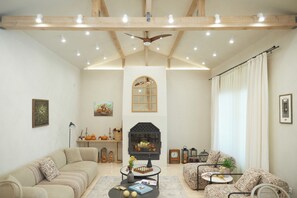 Smart TV, chimenea, videojuegos y reproductor de DVD 