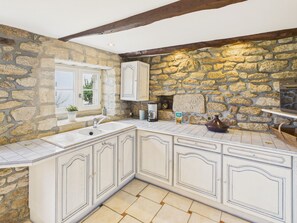 Jääkaappi, mikroaaltouuni, uuni, kahvin-/teenkeitin