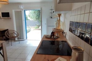 Private kitchen - Maison d'Hôtes Floribel - Apartment with garden view in Cagnes-sur-Mer (Cagnes-sur-Mer)