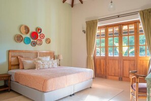 Deluxe villa, balkon, uitzicht op zwembad | Een strijkplank/strijkijzer, gratis wifi