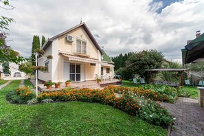 Exterior - Holiday home near the beach with beautiful garden and air conditioning (Balatonmáriafürdő)
