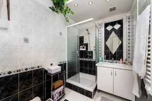 Bathroom - Holiday home near the beach with beautiful garden and air conditioning (Balatonmáriafürdő)