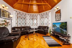 TV, fireplace - Holiday home near the beach with beautiful garden and air conditioning (Balatonmáriafürdő)