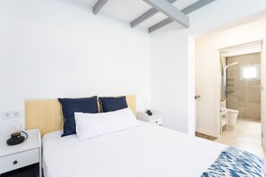 Een strijkplank/strijkijzer, gratis wifi, beddengoed