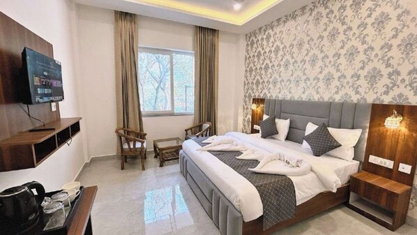 Standard Room | Egyptian cotton sheets, premium bedding, memory-foam beds, desk - LA VISTA RESIDENCY (Rishikesh)