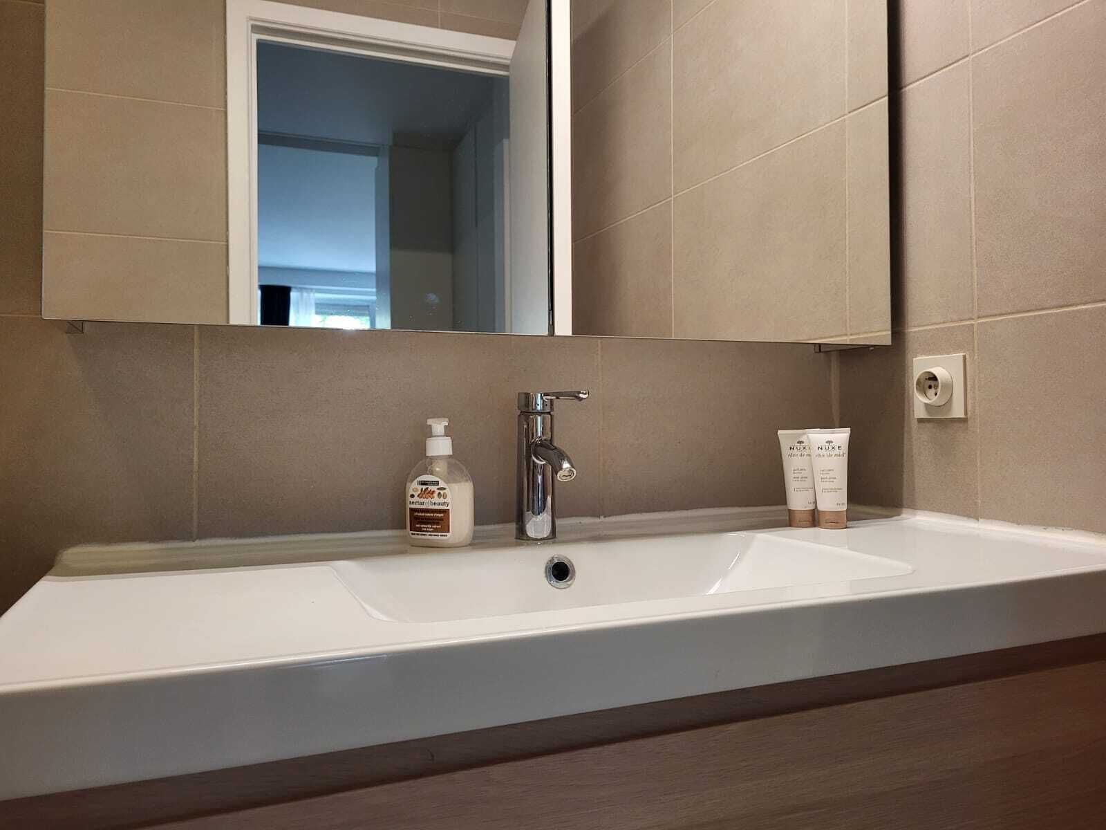 ヘアドライヤー、タオル、トイレットペーパー