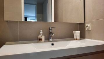 Secador de pelo, toallas y papel higiénico