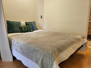 Een strijkplank/strijkijzer, wifi, beddengoed