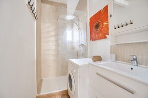 Shower, hair dryer - 400m from the beach, Dinard town centre, stay for 3 (Dinard)