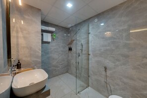 Family Double Room | Bathroom | Shower, hair dryer, towels, soap