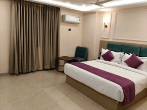 Family Double Room | Desk, laptop workspace, free WiFi - Click Collection Ayodhya (Ayodhya)