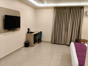 Premium tweepersoonskamer | Een bureau, een laptopwerkplek, gratis wifi