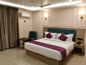 Family Double Room | Desk, laptop workspace, free WiFi - Click Collection Ayodhya (Ayodhya)