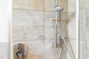 Douche, sèche-cheveux, serviettes fournies