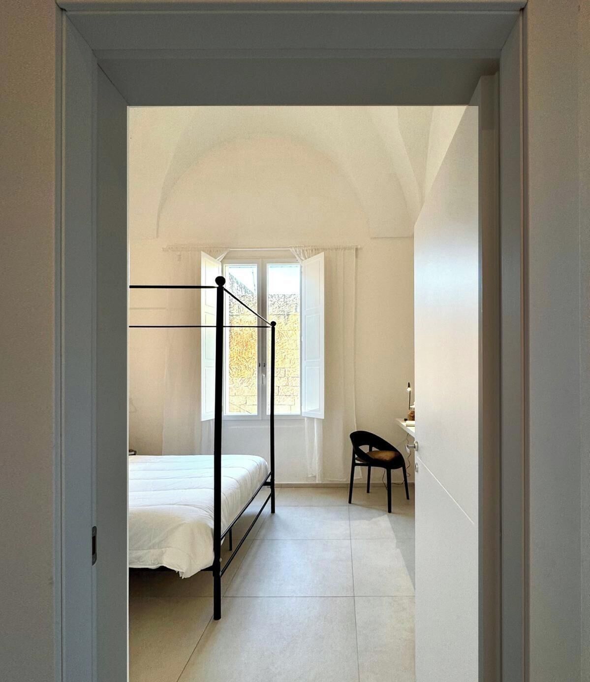 Tabla de planchar con plancha, wifi y ropa de cama 