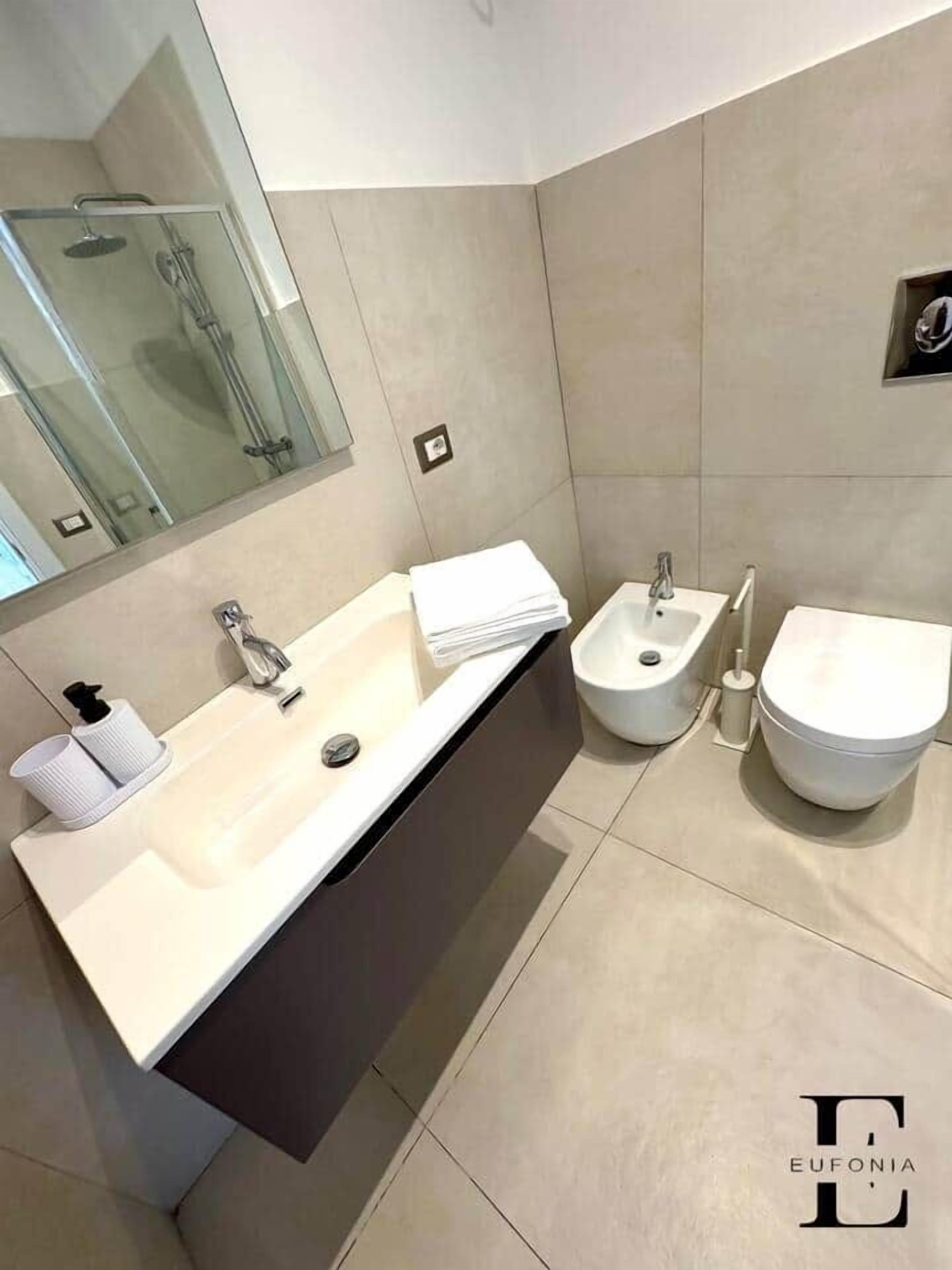 Suihku, hiustenkuivaaja, bidee, pyyhkeet