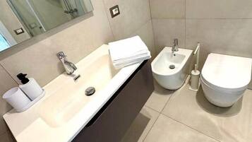 Suihku, hiustenkuivaaja, bidee, pyyhkeet