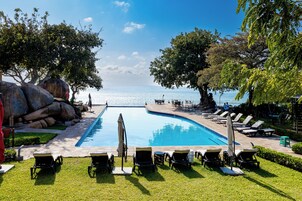 Una piscina cubierta, una piscina al aire libre