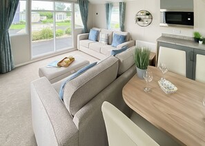 TV - 2 bedroom accommodation in Hayle (Hayle)