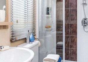 Bathroom - Signature with enclosed garden (Hayle)