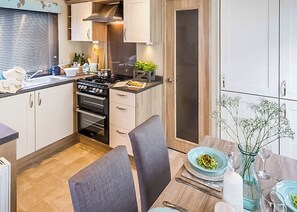 Fridge, oven, stovetop, toaster - Signature with enclosed garden (Hayle)