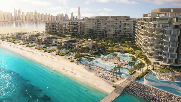 Ein Küstenhotel mit mehreren Gebäuden, einem Strand und einem Schwimmbad.