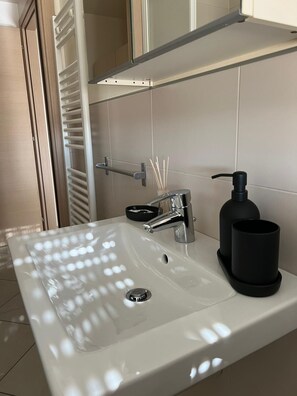 Bathroom - Cozy 1-bedroom apartment in lovely Verona with AC near the historic center (Verona)