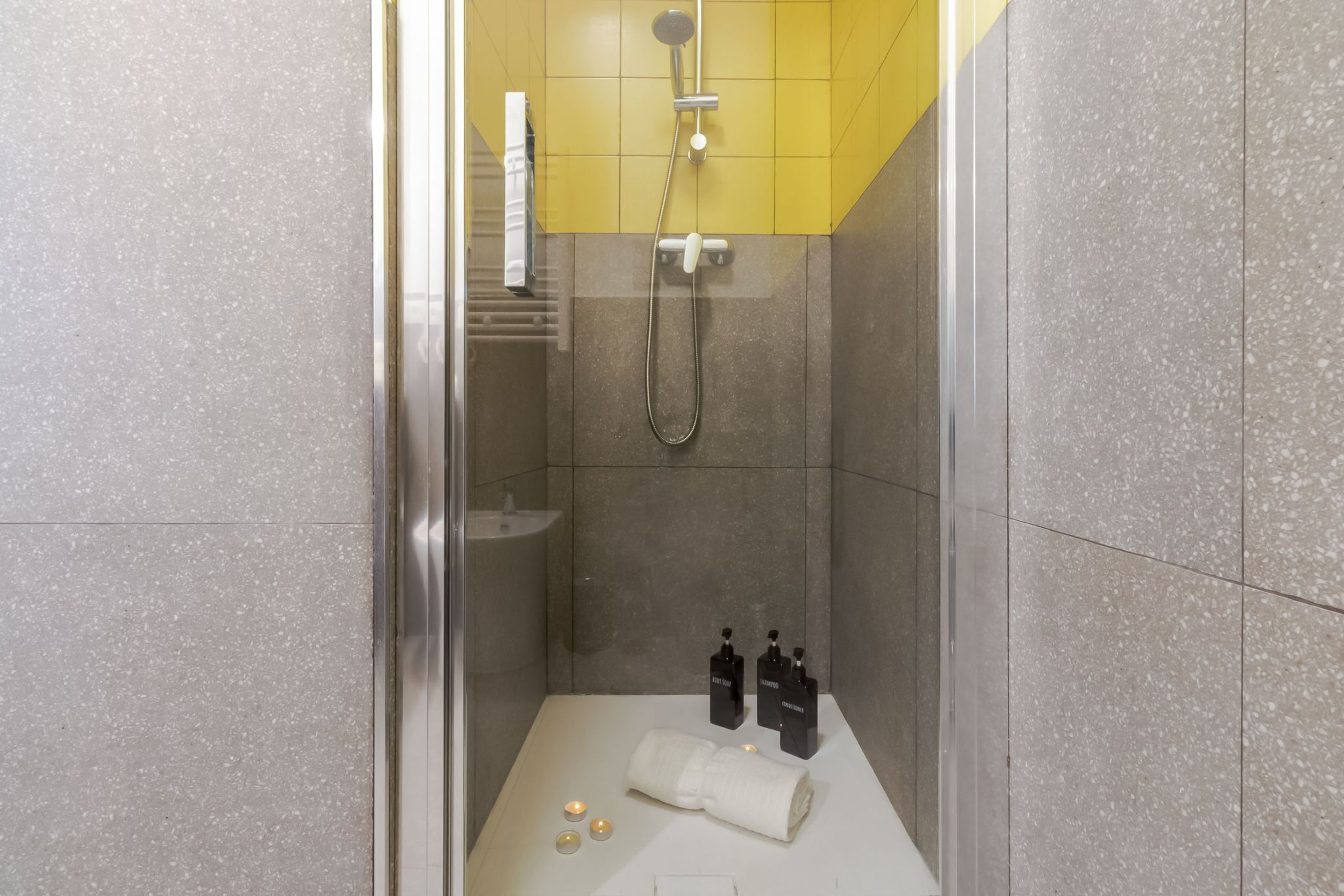 Dusche, Haartrockner, Bidet, Handtücher