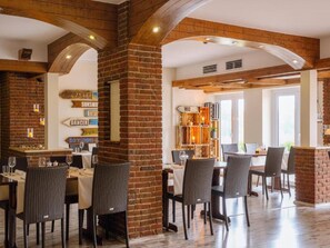 Apartment | Dining - Bernsteinsee Hotel and Ferien Room With Balcony (Sassenburg)