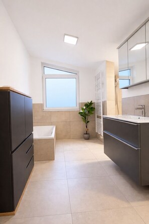 Douche, séchoir à cheveux, serviettes fournies, savon