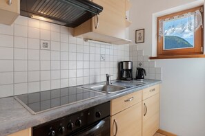 Kühlschrank, Ofen, Herdplatte, Wasserkocher mit Kaffee-/Teezubehör