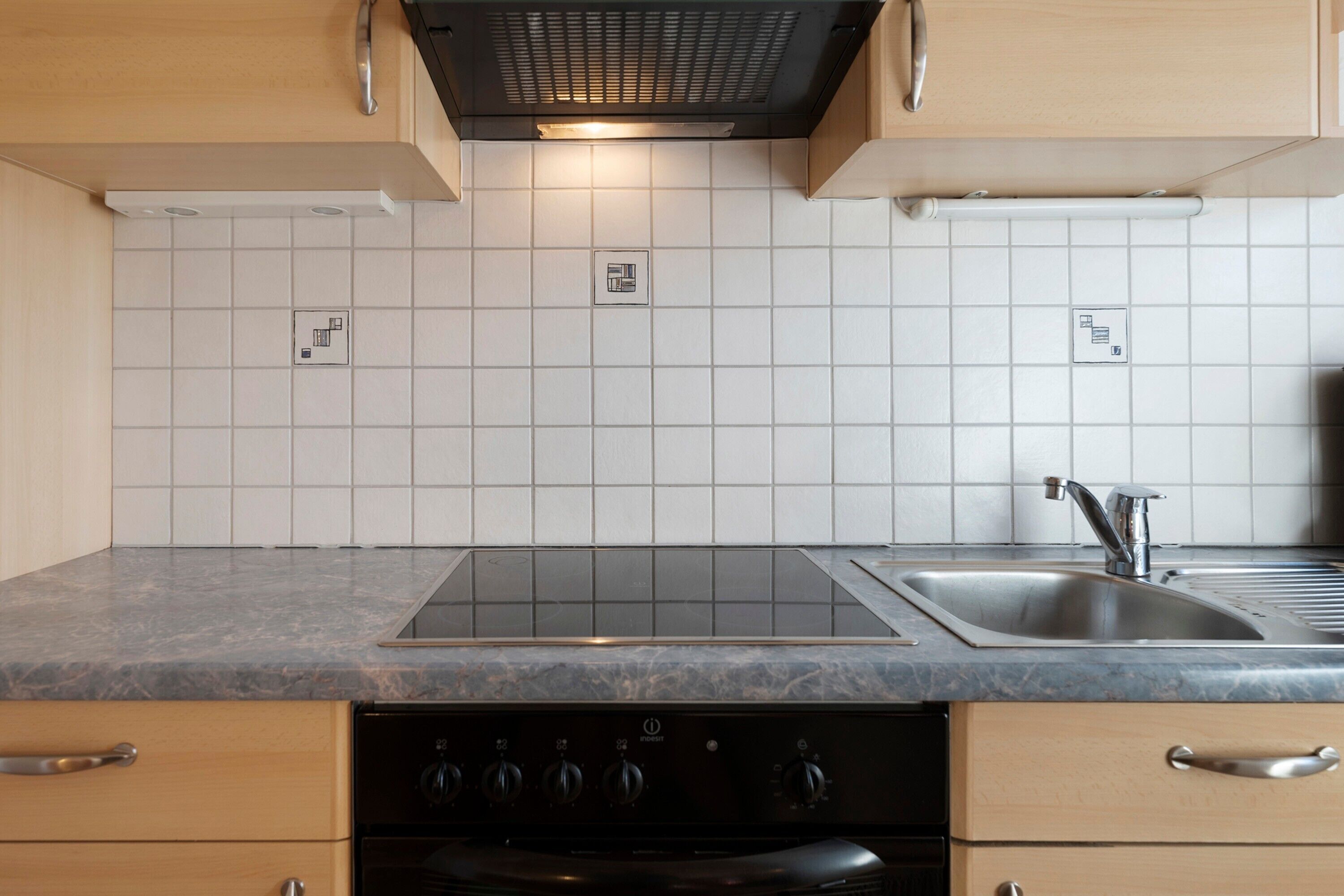Frigorifero, forno, piano cottura, macchina per tè/caffè