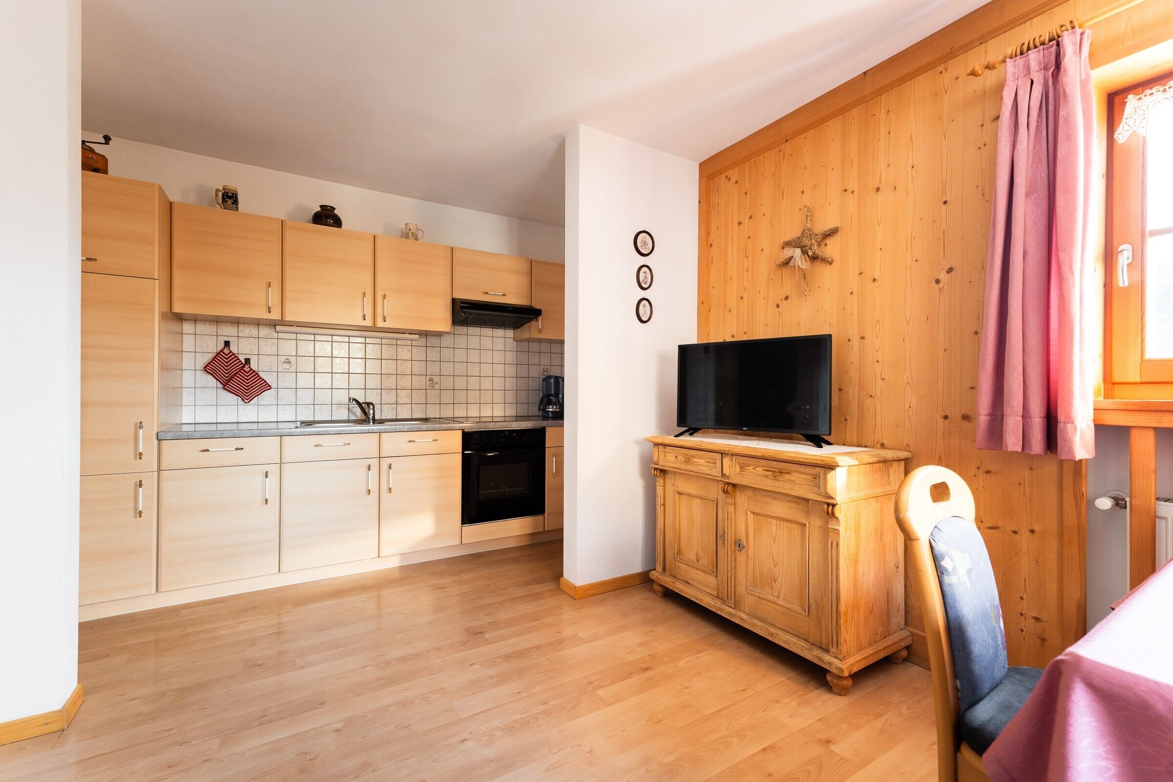 Réfrigérateur, four, plaque de cuisson, cafetière/bouilloire