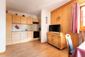 Kühlschrank, Ofen, Herdplatte, Wasserkocher mit Kaffee-/Teezubehör