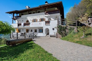 Exterior - Grafaierhof Apartment "Sonnenuntergang" with Mountain View (Kastelruth)