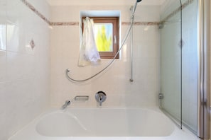 Dusche, Haartrockner, Handtücher