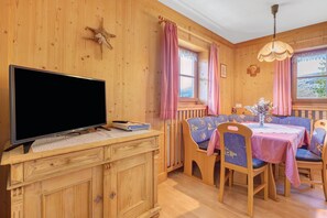 Dining - Grafaierhof Apartment "Sonnenuntergang" with Mountain View (Kastelruth)
