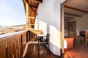 Outdoor dining - Grafaierhof Apartment 'Engel' with Mountain View (Kastelruth)