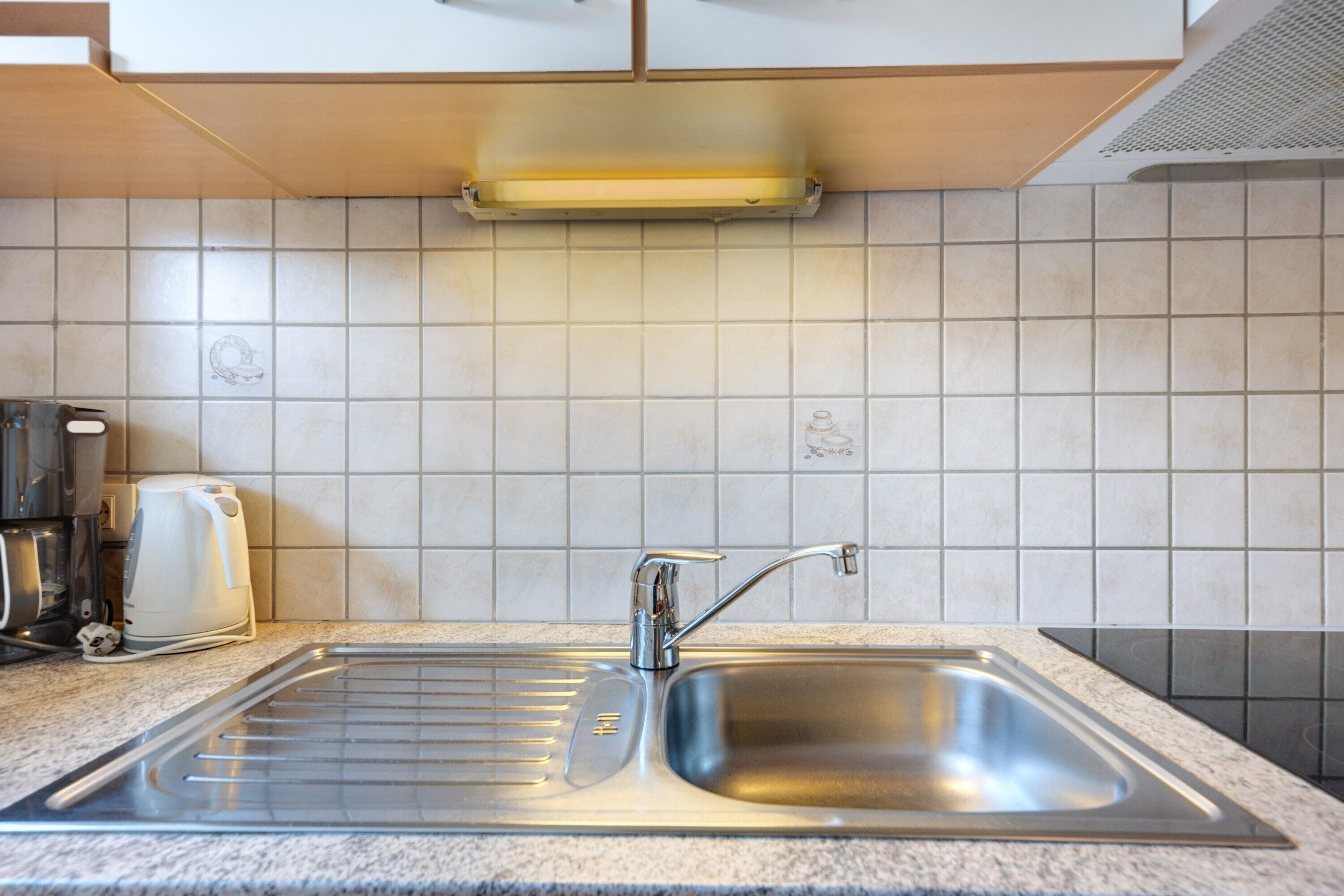 Kühlschrank, Ofen, Herdplatte, Wasserkocher mit Kaffee-/Teezubehör