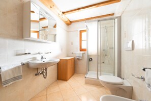 Shower, hair dryer, towels - Grafaierhof Apartment 'Engel' with Mountain View (Kastelruth)