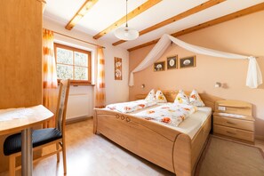 WiFi, bed sheets - Grafaierhof Apartment 'Engel' with Mountain View (Kastelruth)