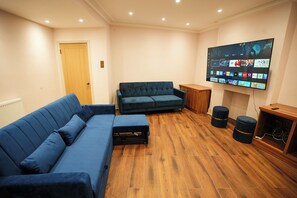 Living area - Spacious Central London Townhouse: Cinema Room, Garden & Skyline Views (London)