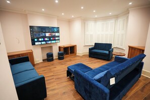 Living area - Spacious Central London Townhouse: Cinema Room, Garden & Skyline Views (London)