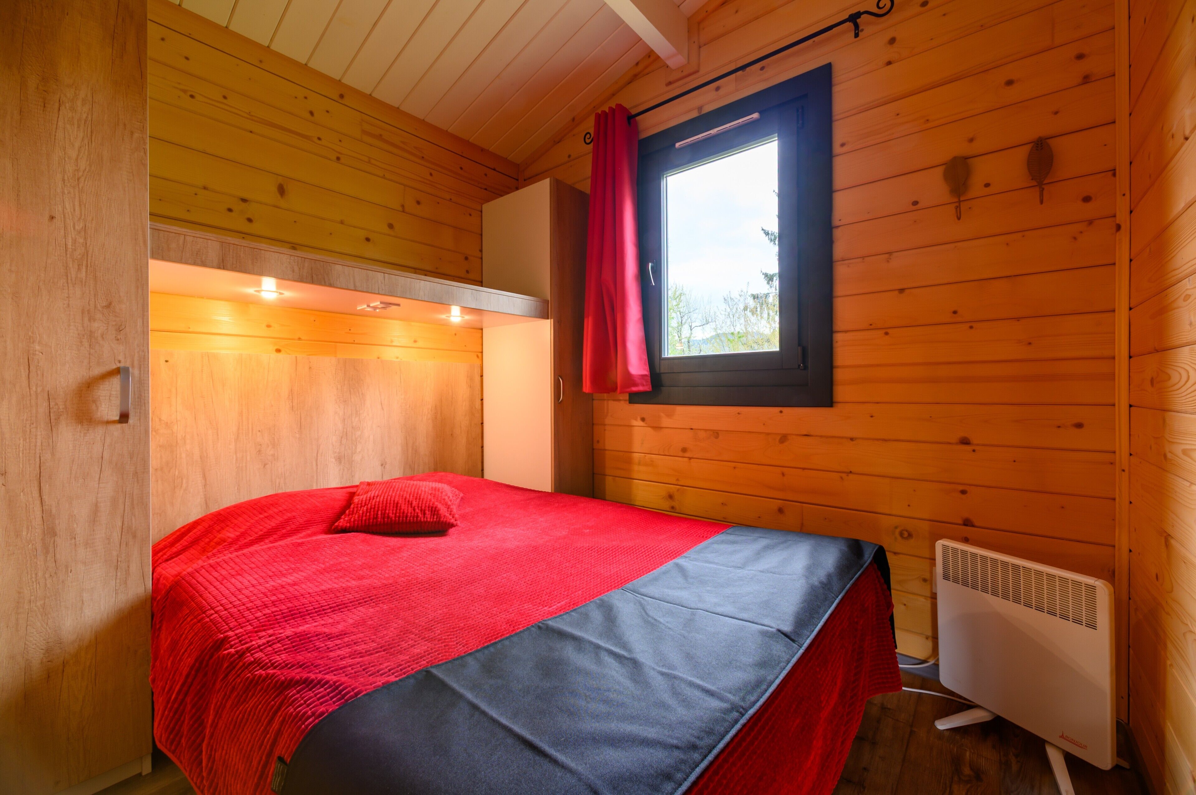 Een strijkplank/strijkijzer, wifi, beddengoed