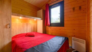 Een strijkplank/strijkijzer, wifi, beddengoed