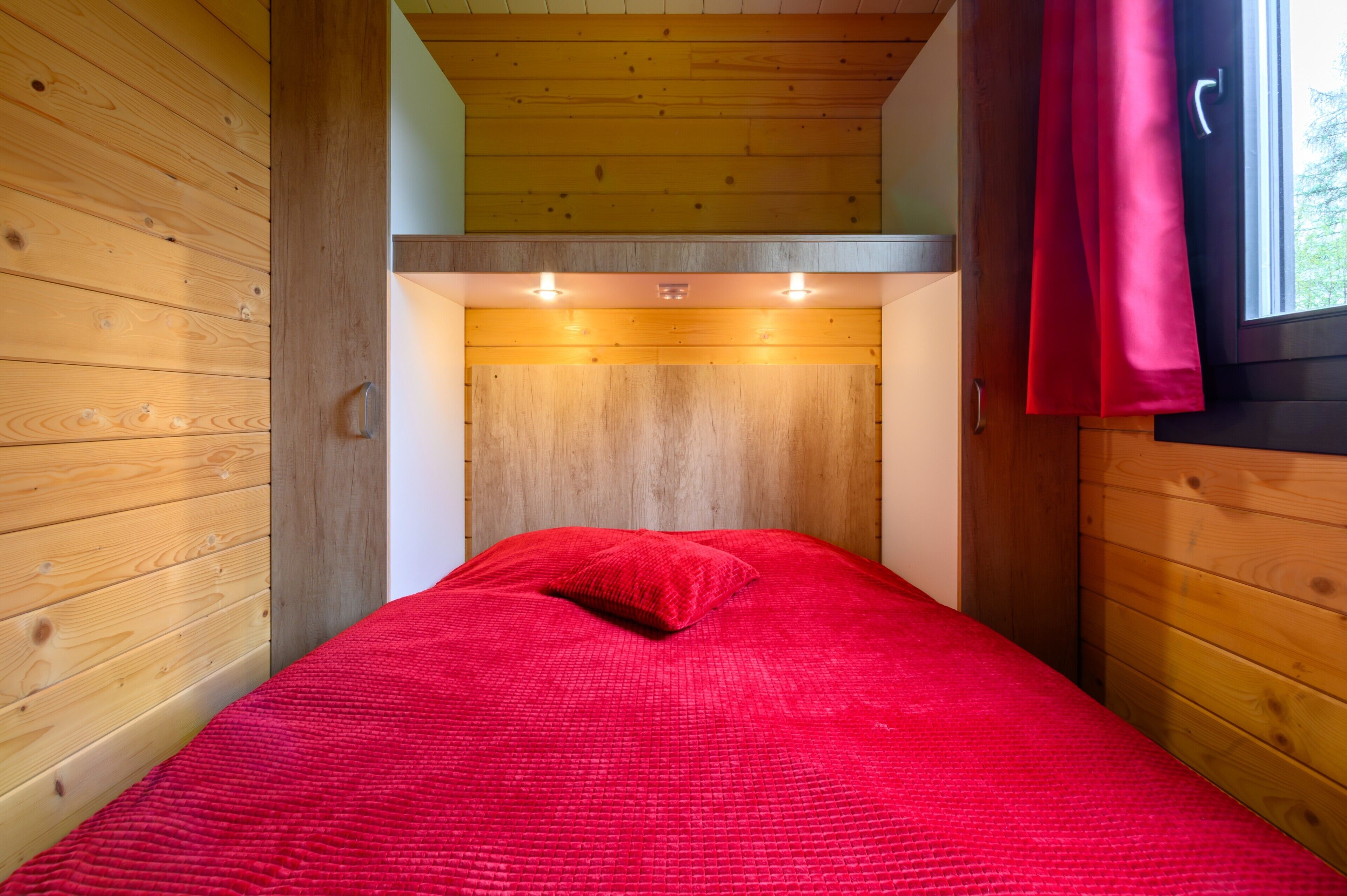 Tabla de planchar con plancha, wifi y ropa de cama 