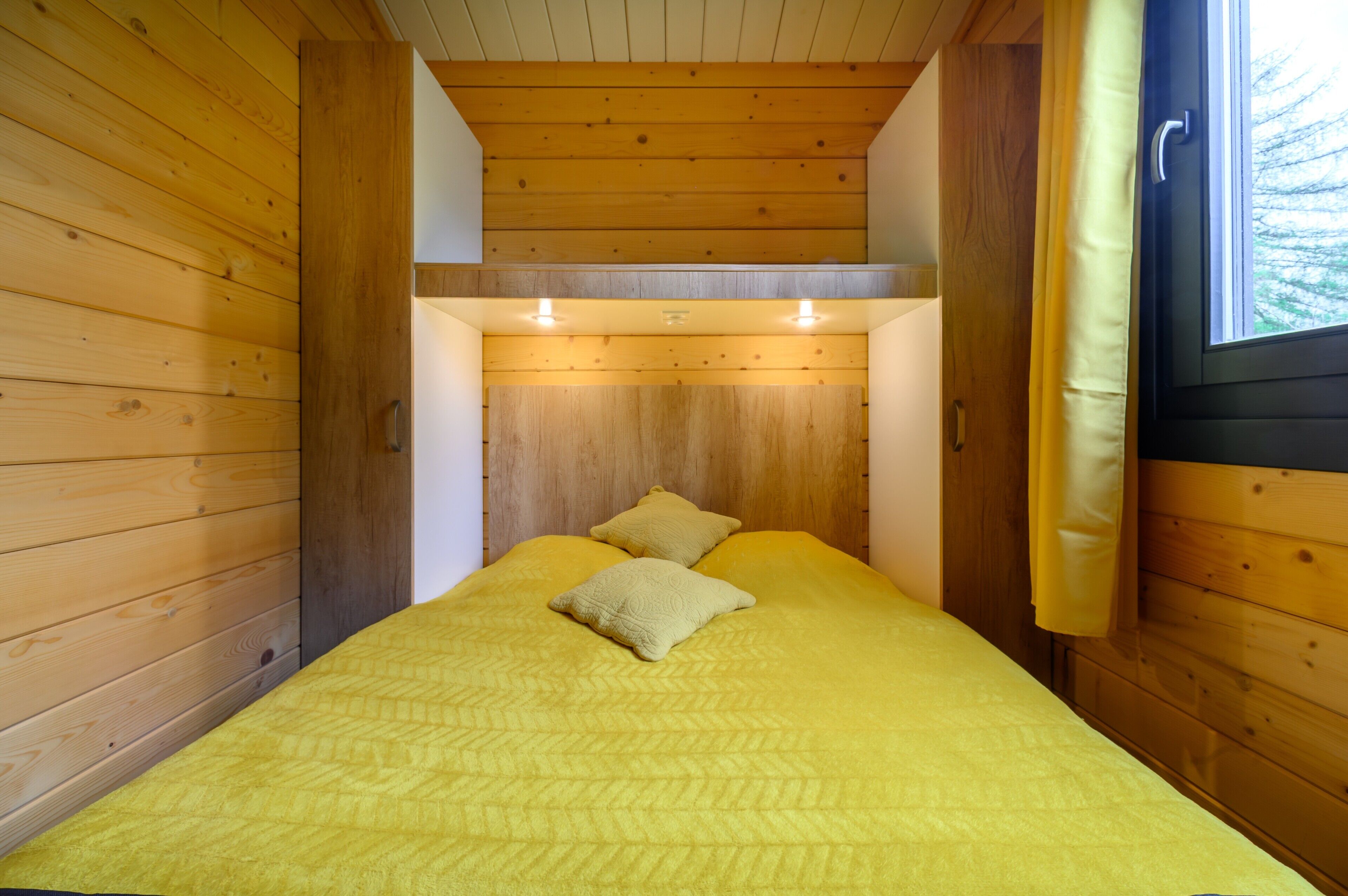 Tabla de planchar con plancha, wifi y ropa de cama 