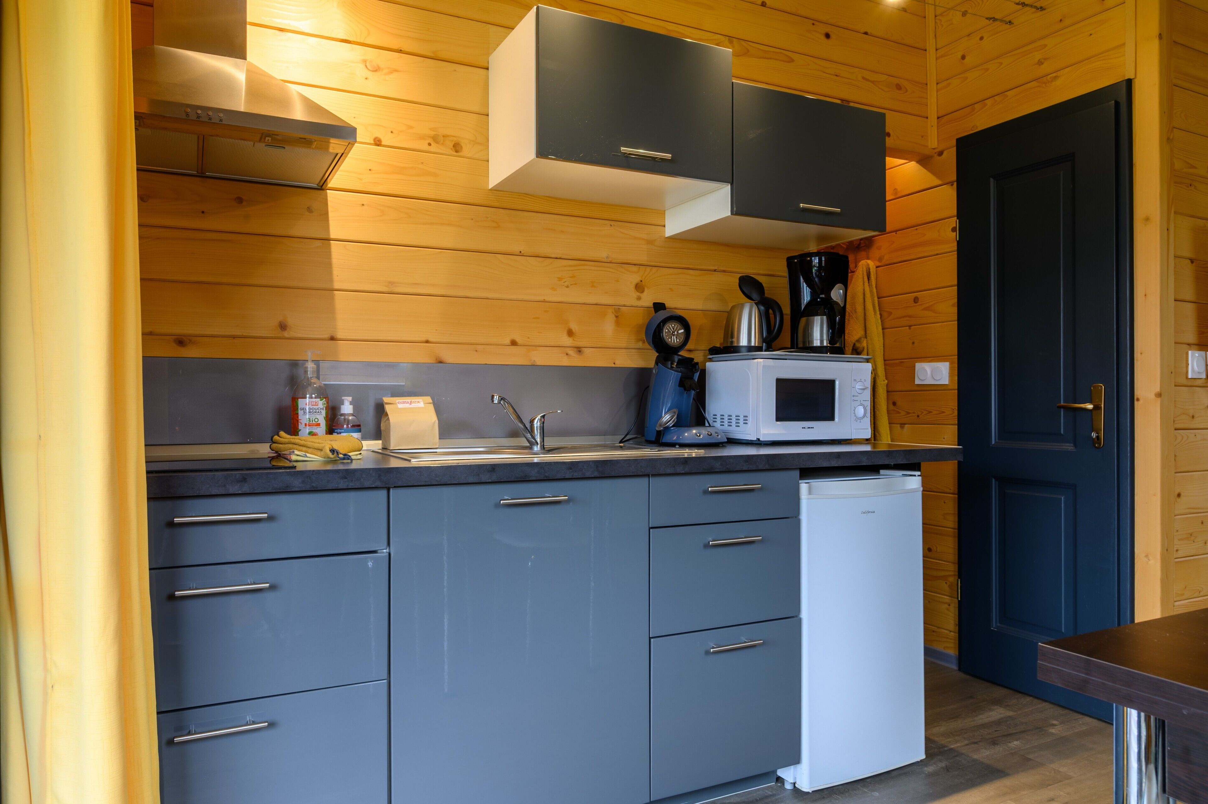 Réfrigérateur, micro-ondes, plaque de cuisson, cafetière/bouilloire