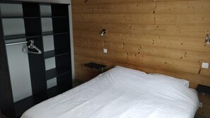 2 habitaciones, tabla de planchar con plancha, wifi y ropa de cama 